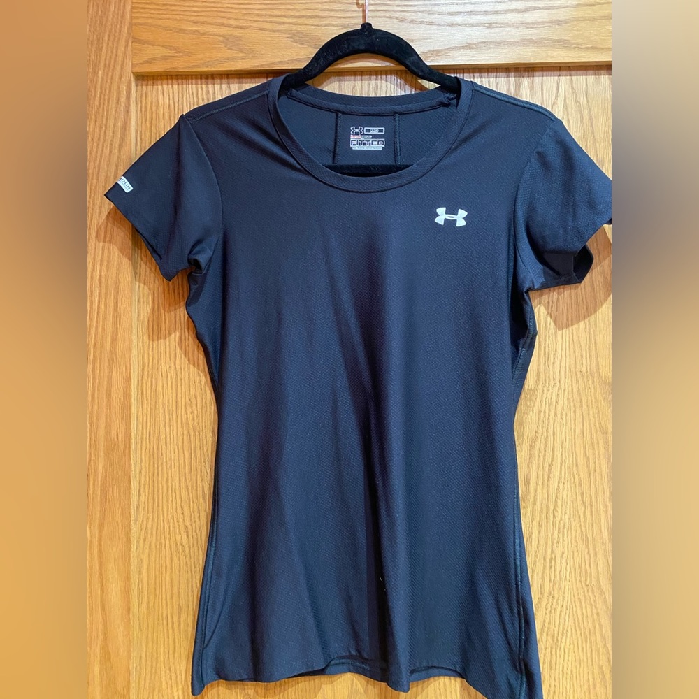 Under Armour Women’s heat gear workout black fitted shirt, size medium.